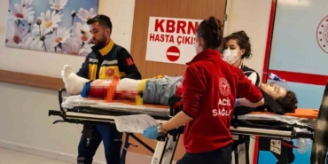 Minibüs ile motosiklet kafa kafaya çarpıştı: 1 yaralı