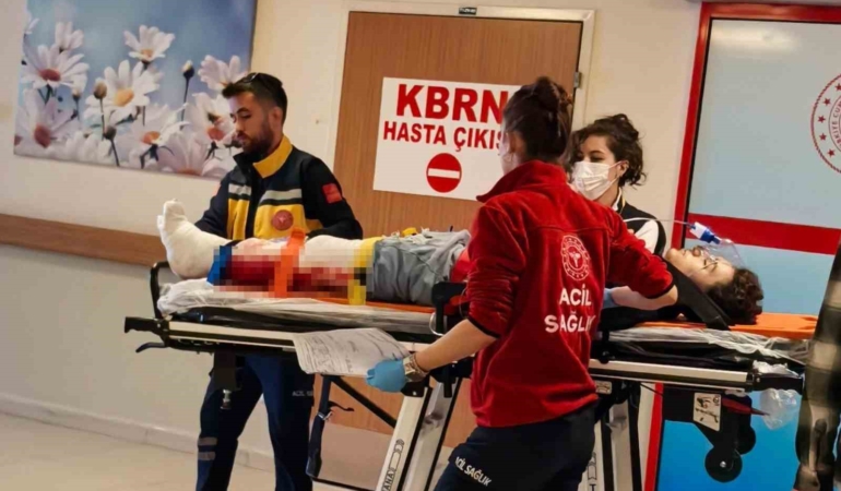 Minibüs ile motosiklet kafa kafaya çarpıştı: 1 yaralı