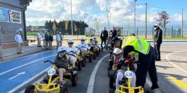 Minikler trafik kurallarını öğreniyor