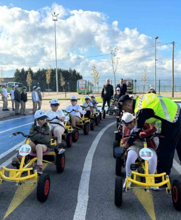 Minikler trafik kurallarını öğreniyor