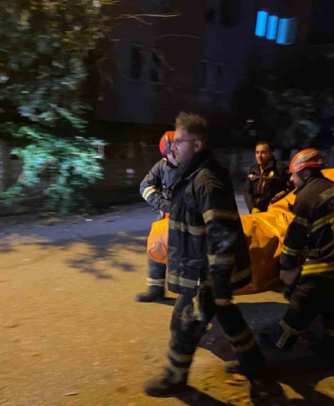 Misafirliğe gittiği evin çatısına çıkıp ekipleri seferber etti