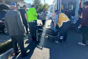 Motosiklet, park halindeki otomobile çarptı: 1 yaralı