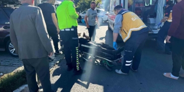 Motosiklet, park halindeki otomobile çarptı: 1 yaralı