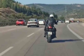 Motosiklet üzerinde dans edip kilometrelerce ilerledi