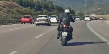Motosiklet üzerinde dans edip kilometrelerce ilerledi