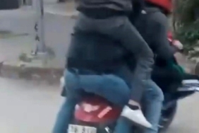 Motosiklete sığmak için sürücünün omzuna çıkmıştı: Ceza kesildi