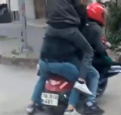 Motosiklete sığmak için sürücünün omzuna çıkmıştı: Ceza kesildi