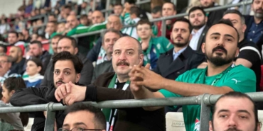 Mustafa Varank, Bursaspor maçını taraftarla izledi