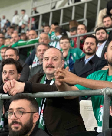 Mustafa Varank, Bursaspor maçını taraftarla izledi