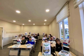 Öğrencilere kitapçık jesti