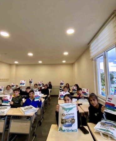 Öğrencilere kitapçık jesti