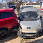 Önce seyir halindeki araca, sonra park halindeki araca çarptı
