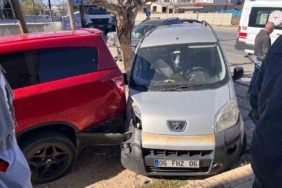 Önce seyir halindeki araca, sonra park halindeki araca çarptı