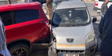Önce seyir halindeki araca, sonra park halindeki araca çarptı