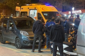 Orta refüjden yola atlayan yayaya motosiklet çarptı