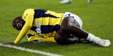 Osayi Samuel maça devam edemedi