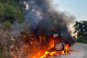 Osmaneli’nde seyir halindeki minibüs alev alev yandı