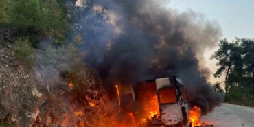 Osmaneli’nde seyir halindeki minibüs alev alev yandı