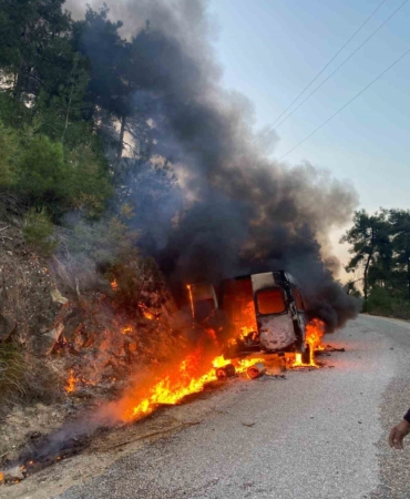 Osmaneli’nde seyir halindeki minibüs alev alev yandı