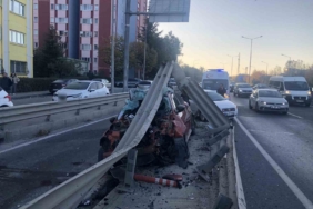 Otomobil bariyerlere ok gibi saplandı