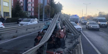 Otomobil bariyerlere ok gibi saplandı