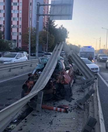 Otomobil bariyerlere ok gibi saplandı