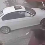 Otomobil güzellik merkezine daldı, 2 kişi aracın altında kaldı