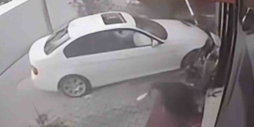 Otomobil güzellik merkezine daldı, 2 kişi aracın altında kaldı