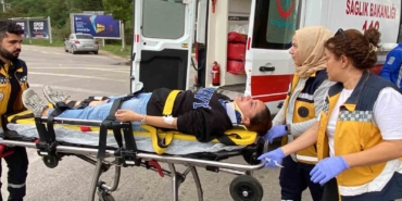 Otomobil motosiklete çarpıp kaçtı