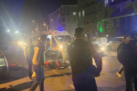 Otomobille çarpışan motosikletteki 2 şahıs yaralandı