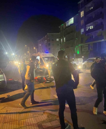Otomobille çarpışan motosikletteki 2 şahıs yaralandı