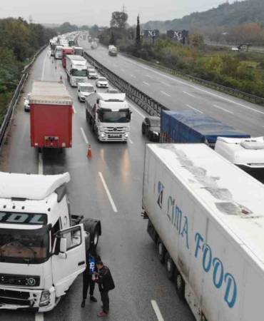 Otoyolda makaslayan tıra yolcu otobüsü çarptı: Kilometrelerce araç kuyruğu oluştu