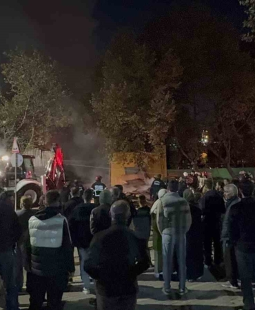 Palet deposunda çıkan büyük yangın 1 saatte söndürüldü
