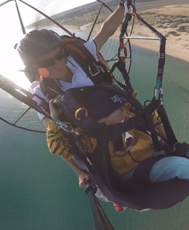 Paramotorla uçan küçük çocuk uyuyakaldı: O anlar kamerada
