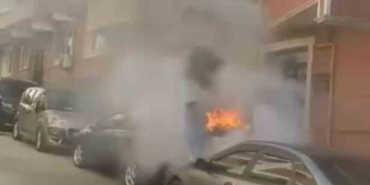 Park halindeki otomobil alevlere teslim oldu