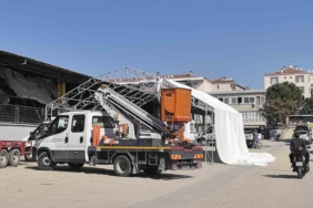 Pazar yerine branda kurarken 5 metre yükseklikten düştü, ağır yaralandı