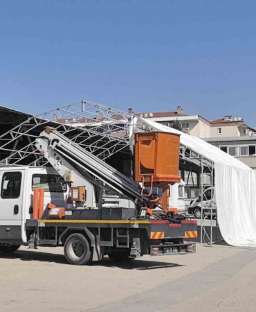 Pazar yerine branda kurarken 5 metre yükseklikten düştü, ağır yaralandı