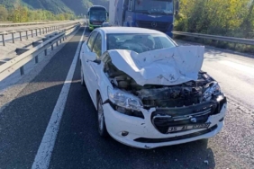 Pazaryeri’nde otomobil kamyonete arkadan çarptı: 1 kişi yaralandı