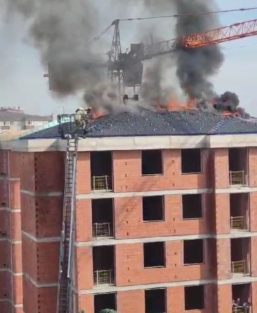 Pendik’te inşaat halindeki bir binanın çatısındaki yangını bir vatandaş hortumla söndürmeye çalıştı