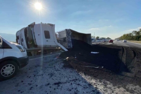 Petrokok yüklü tır devrildi: 1 yaralı