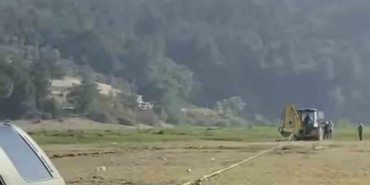 Pikniğe giden bataklığa saplandı, onları kurtarmaya gidenler de mahsur kaldı