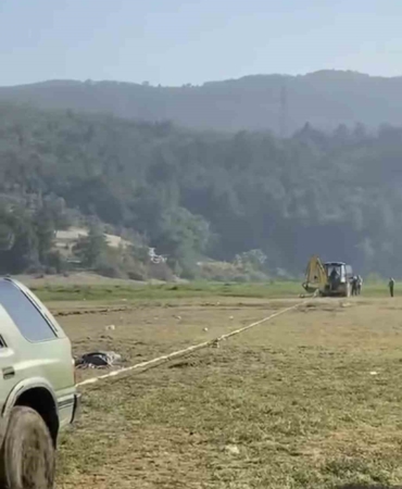 Pikniğe giden bataklığa saplandı, onları kurtarmaya gidenler de mahsur kaldı