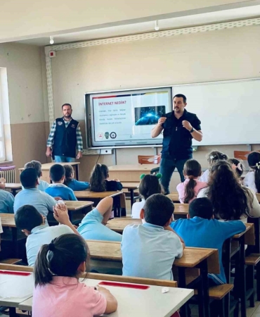 Polis ekiplerinden öğrencilere siber eğitimi