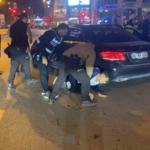 Polis ekiplerini metrelerce sürükleyen sürücü tutuklandı