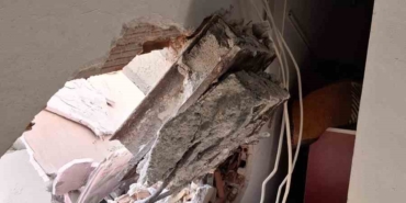 Profilo Alışveriş Merkezi’nin yıkımı esnasında yan apartmana çelik direk saplandı, 1 kişi de ölümden döndü