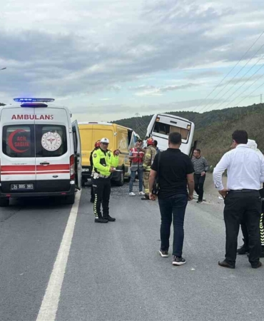 PTT aracı ile servis minibüsü ile çarpıştı: 4 yaralı
