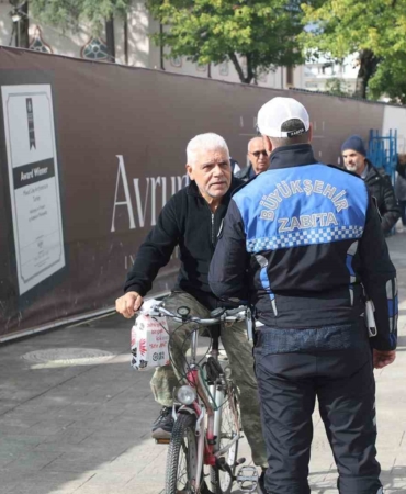 Sakarya Büyükşehir Belediyesi Zabıta ekiplerinden bisiklet sürücülerine uyarı
