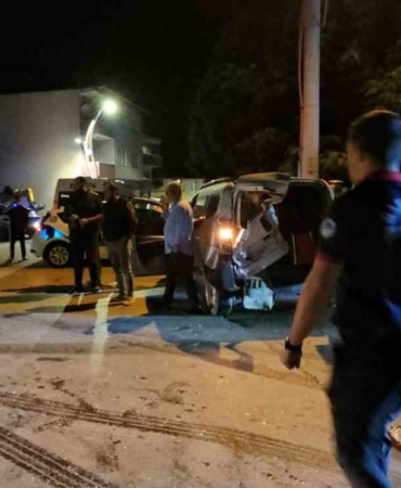 Sakarya’da otomobil, park halindeki hafif ticari araca çarptı: 1 ölü, 1 ağır yaralı
