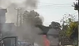 Sakarya’da seyir halindeki otomobil alevlere teslim oldu