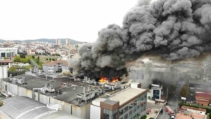 Sancaktepe’de soğuk hava deposundaki yangın havadan görüntülendi